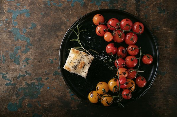 Comment réaliser une focaccia aux olives et romarin bien aérée?